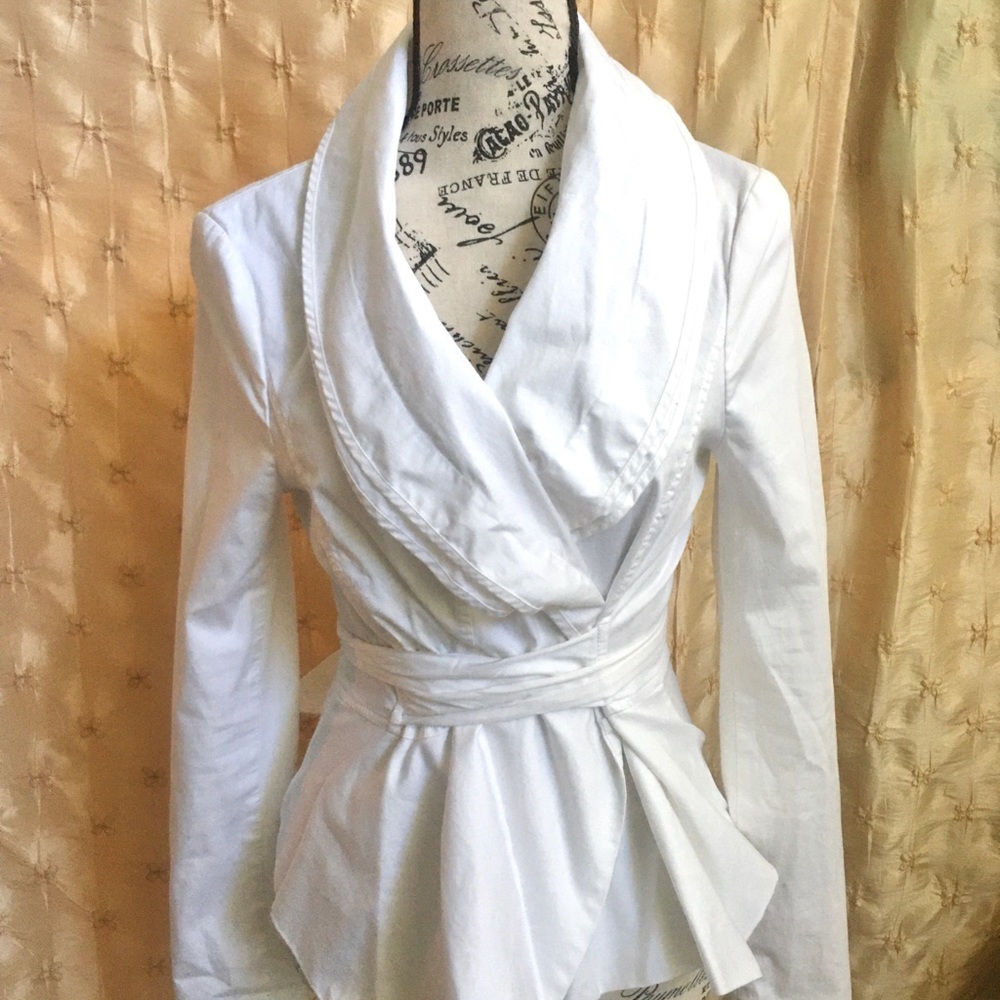 Women’s white cotton wrap, jacket byBCBG.